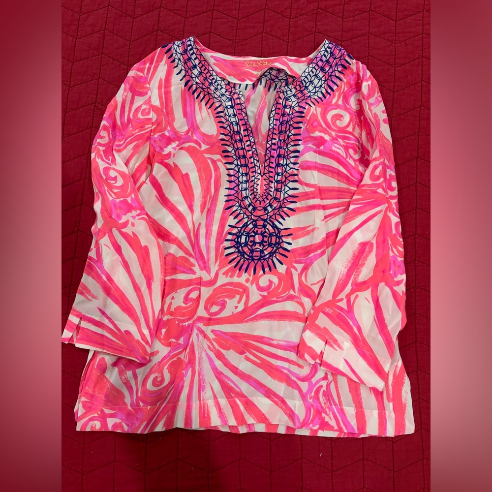 Lilly Pulitzer pink and white silk blouse with navy detail. Size large.